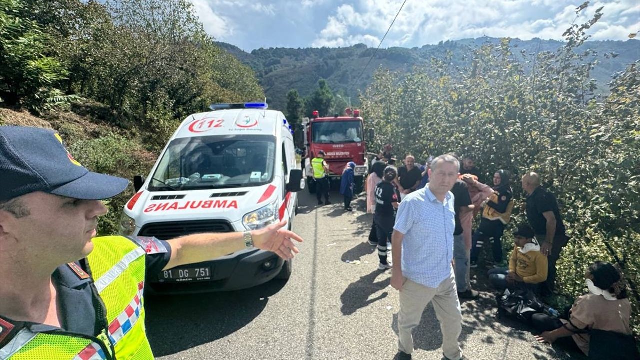 Düzce'de Mevsimlik Tarım İşçilerini Taşıyan Minibüs Devrildi: 15 Yaralı