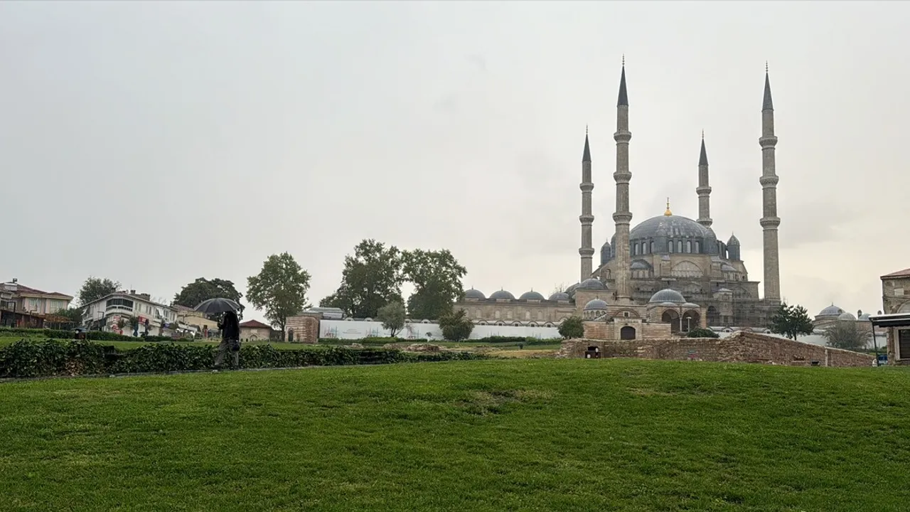 Edirne'de Gök Gürültülü Sağanak Yağış Hayatı Olumsuz Etkiliyor