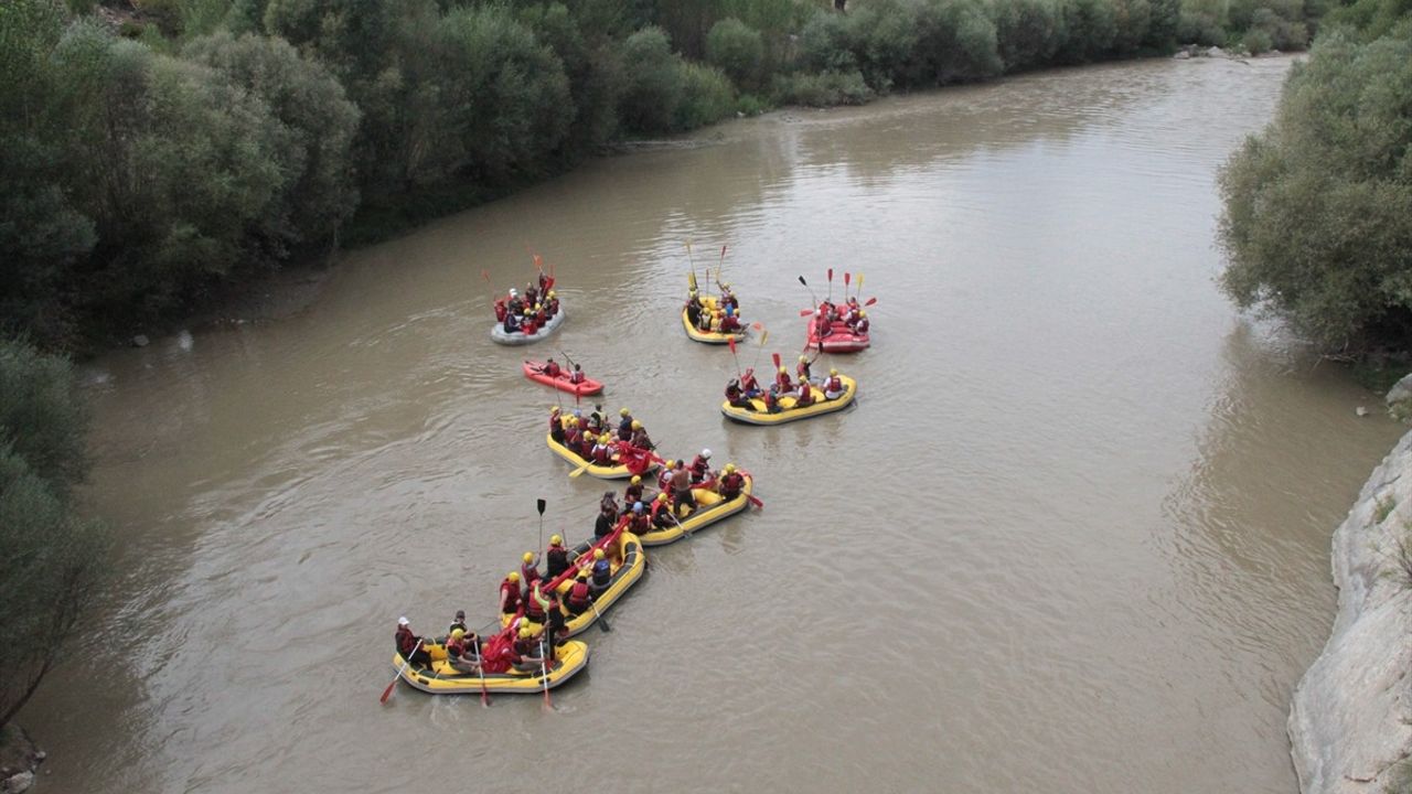 Erzincan'da Gaziler, Vali Aydoğdu ile Rafting Etkinliği Düzenledi