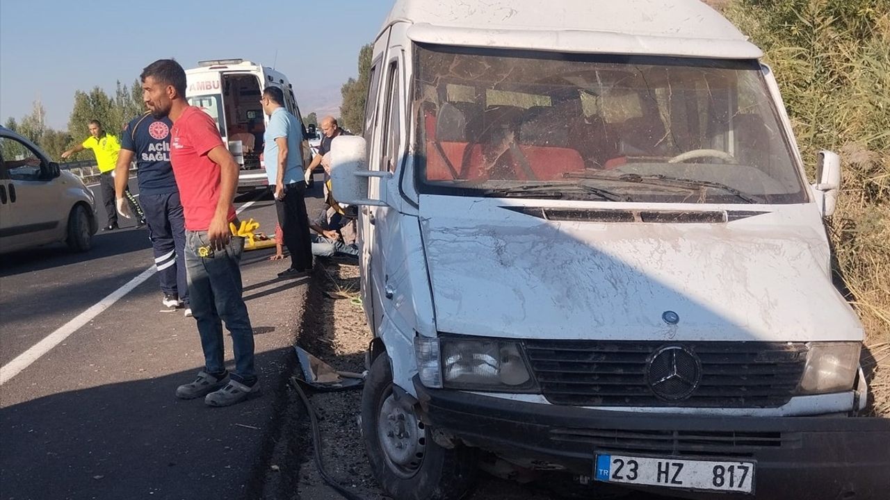 Erzincan'da Minibüs Kazası: 9 Yaralı