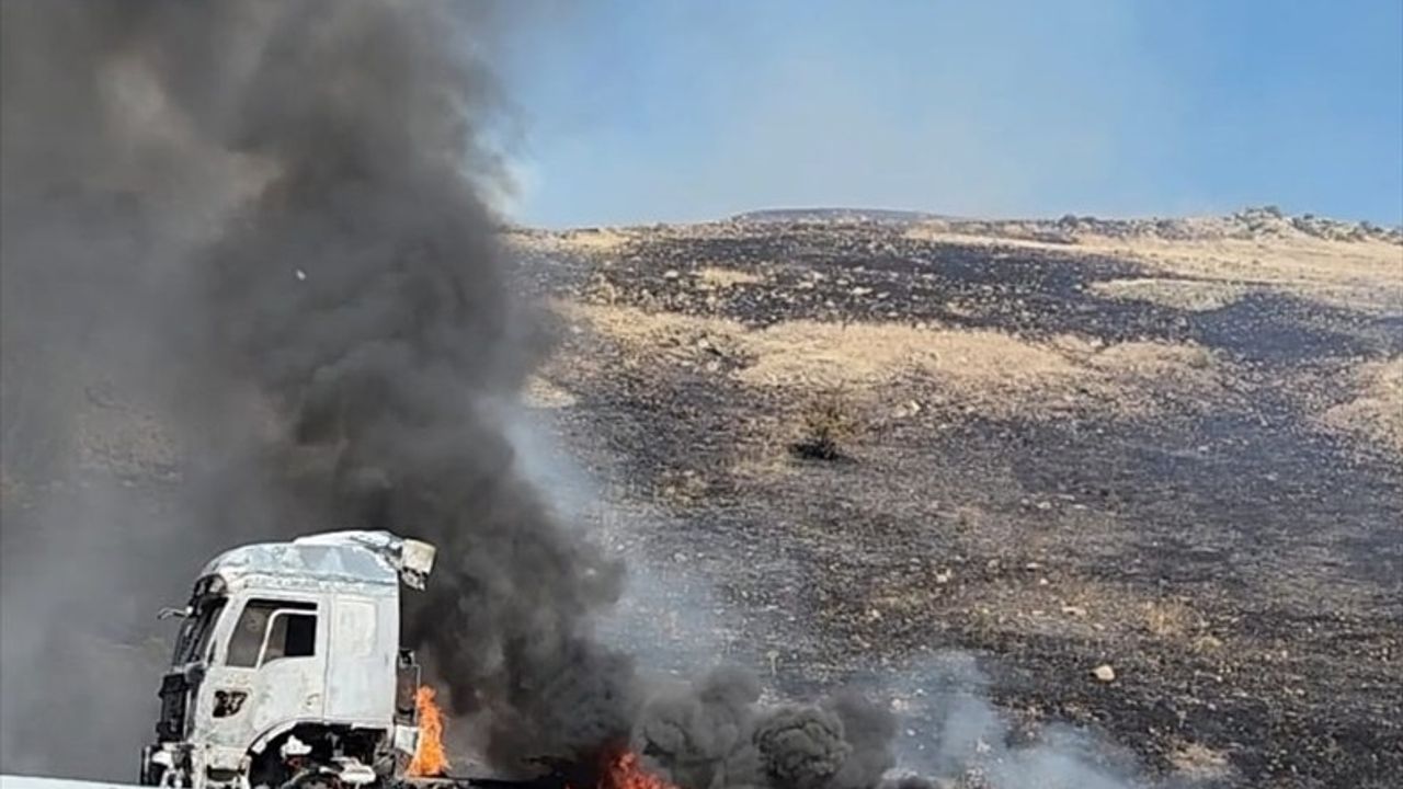 Erzincan'da Tırda Yangın: Araç Kullanılamaz Hale Geldi