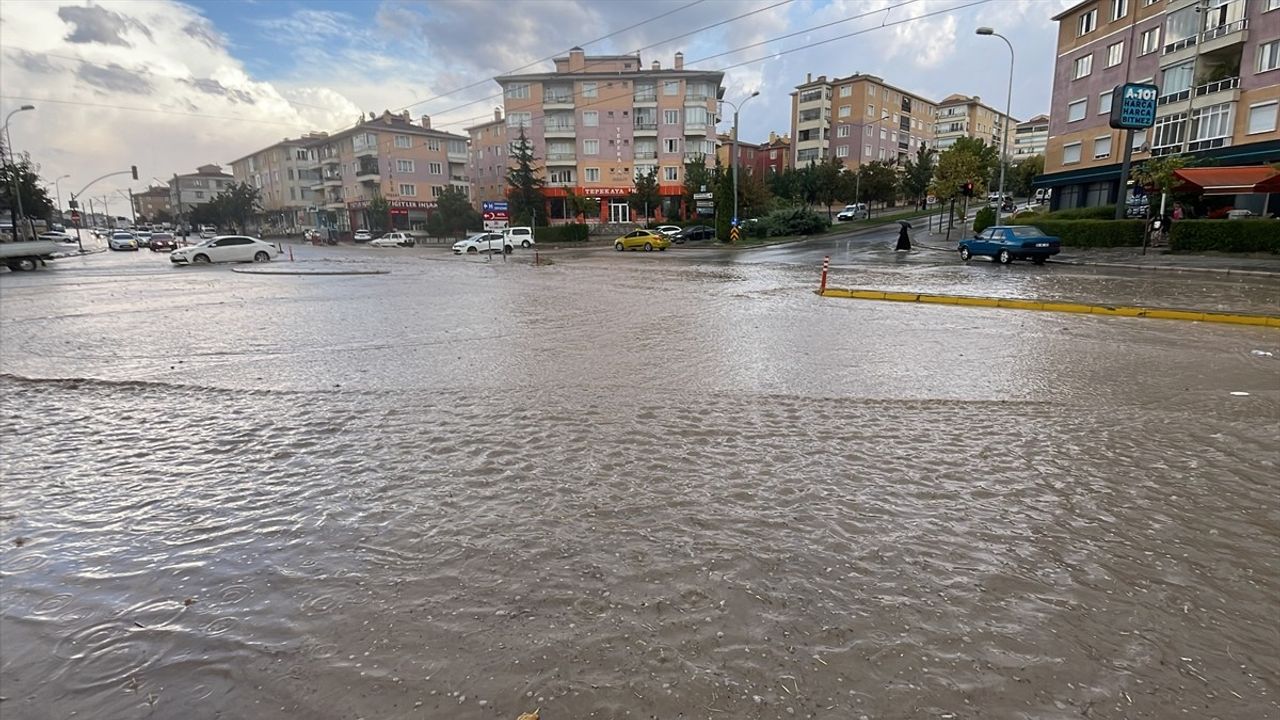 Eskişehir'de Dolu ve Sağanak Yağış Hayatı Olumsuz Etkiledi