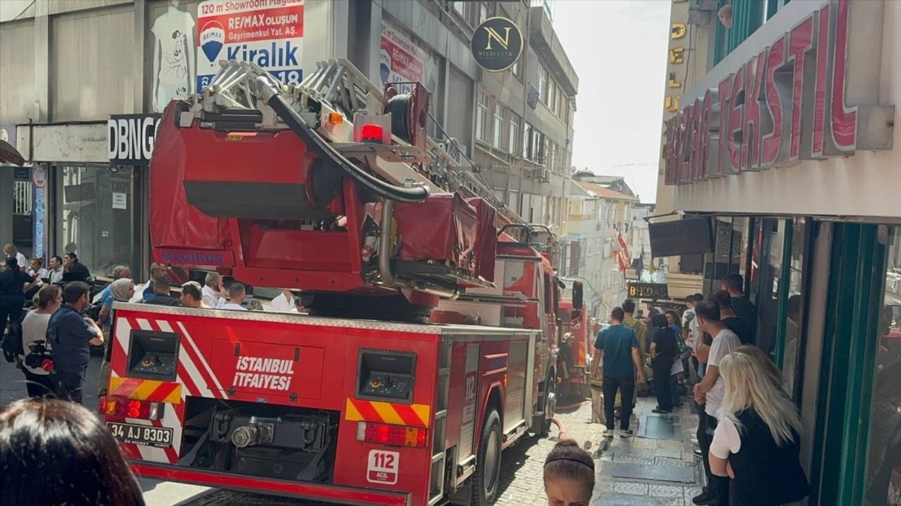 Fatih'teki 7 Katlı Otelde Yangın İhbarı ve Müdahale