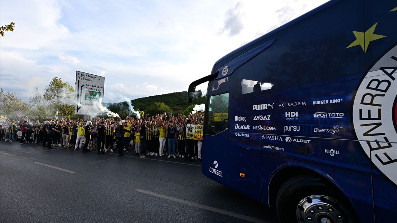 Fenerbahçe, Galatasaray Derbisi İçin Taraftar Desteğiyle Yola Çıktı