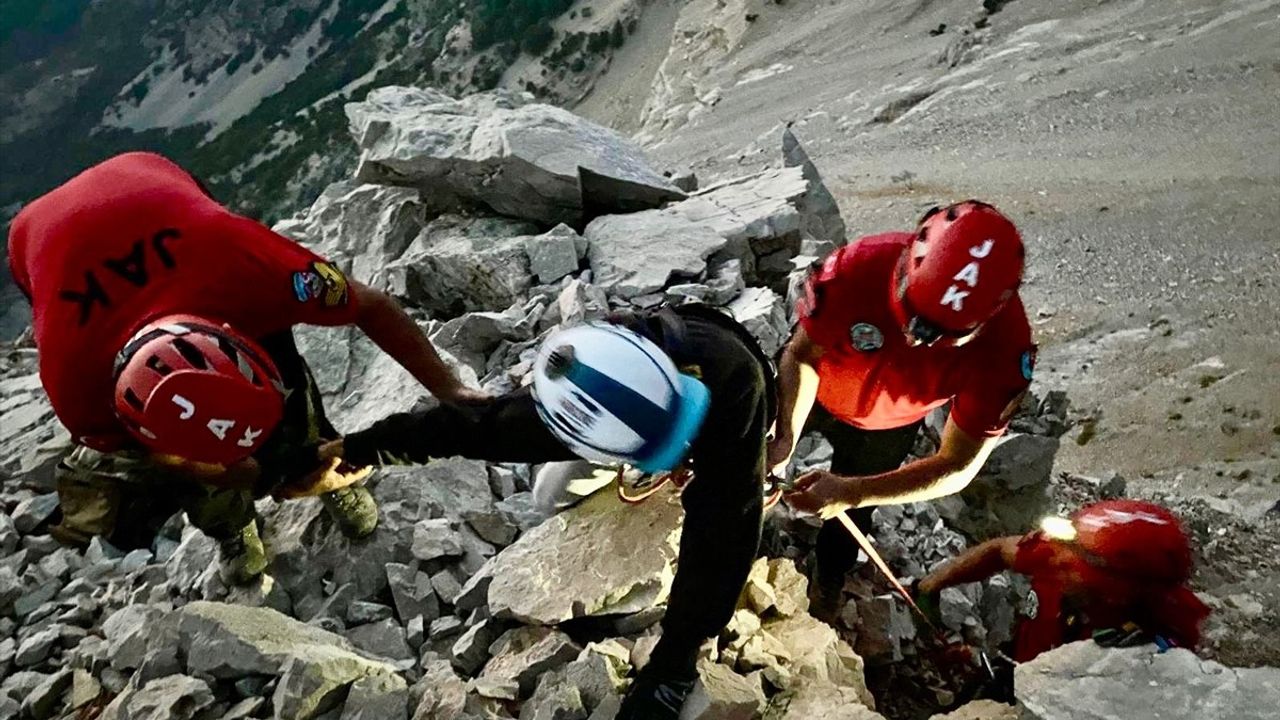 Fethiye'de Yamaç Paraşütü Kazası: Pilot Kurtarıldı