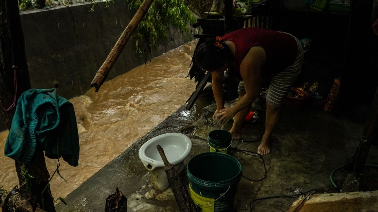 Filipinler'de Fırtına ve Yağışlar Hayatı Etkiliyor