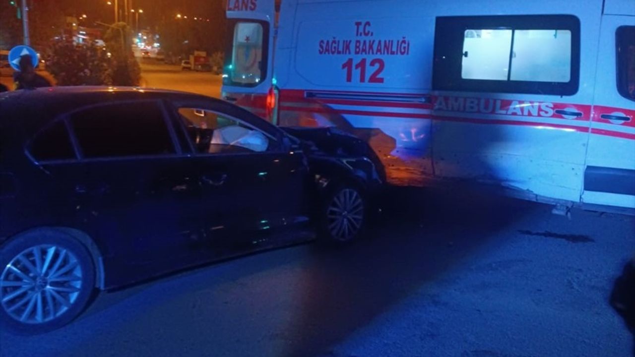 Gaziantep'te Ambulans ve Otomobil Çarpıştı: 2 Yaralı