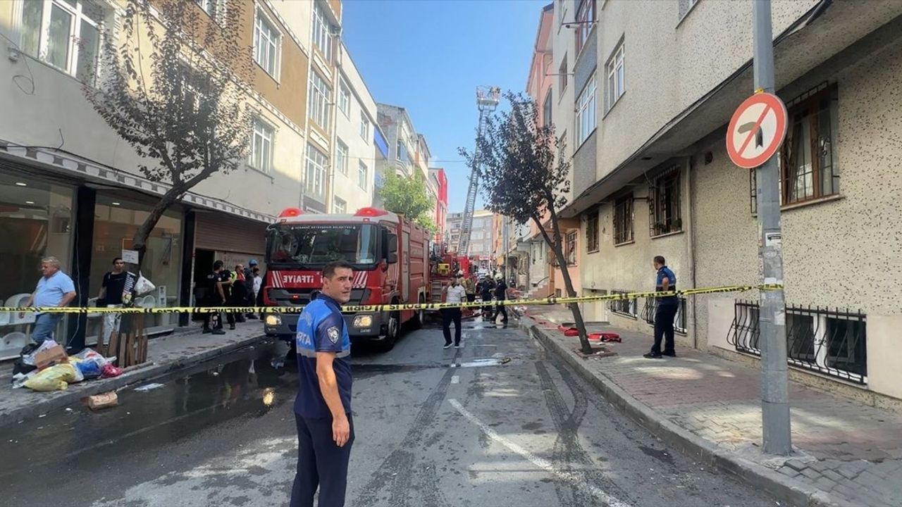 Gaziosmanpaşa'da Apartman Yangını Kontrol Altına Alındı