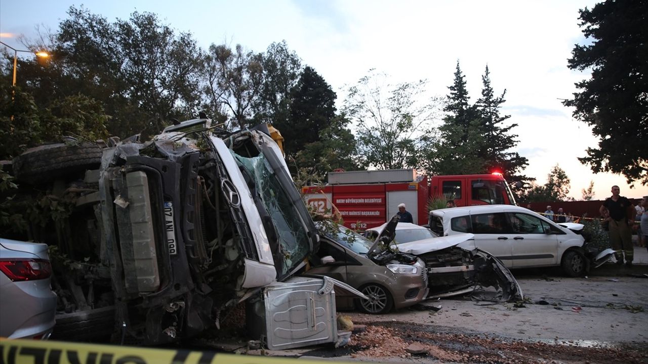 Hatay'da Hafriyat Kamyonu Trafik Kazası: 5 Yaralı