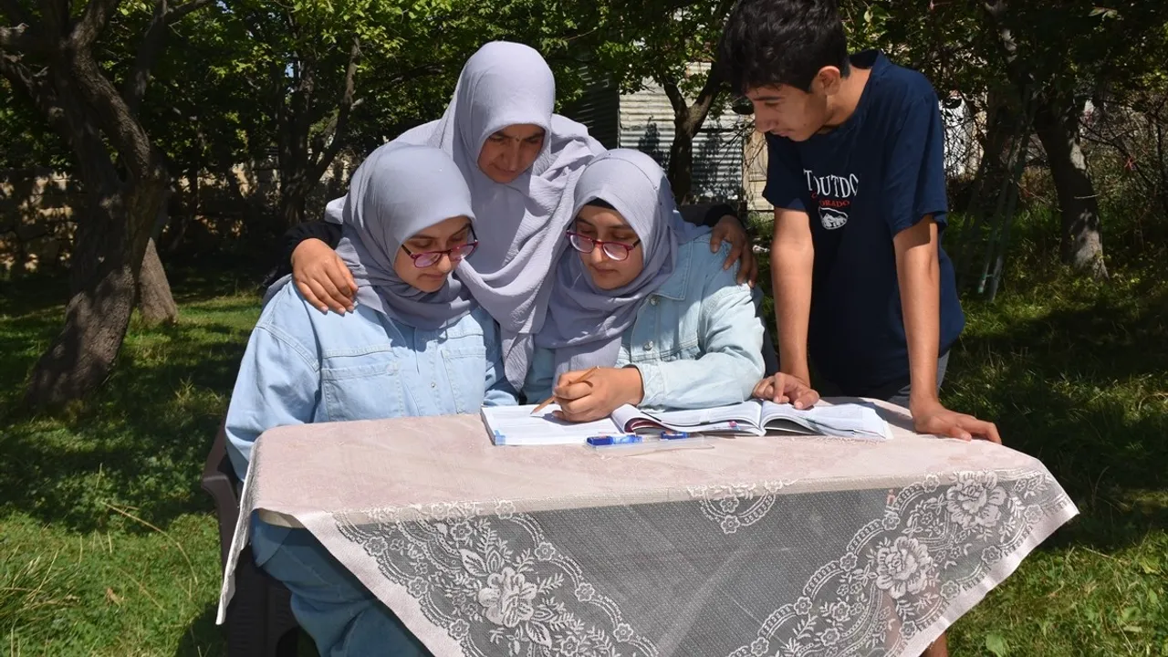 İkiz Kardeşler Üniversite Hayallerini Birlikte Gerçekleştirdi