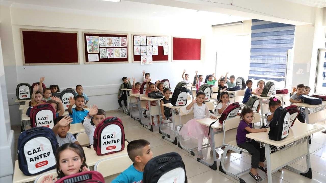 İslahiye ve Nurdağı'ndaki Öğrencilere Kırtasiye Desteği