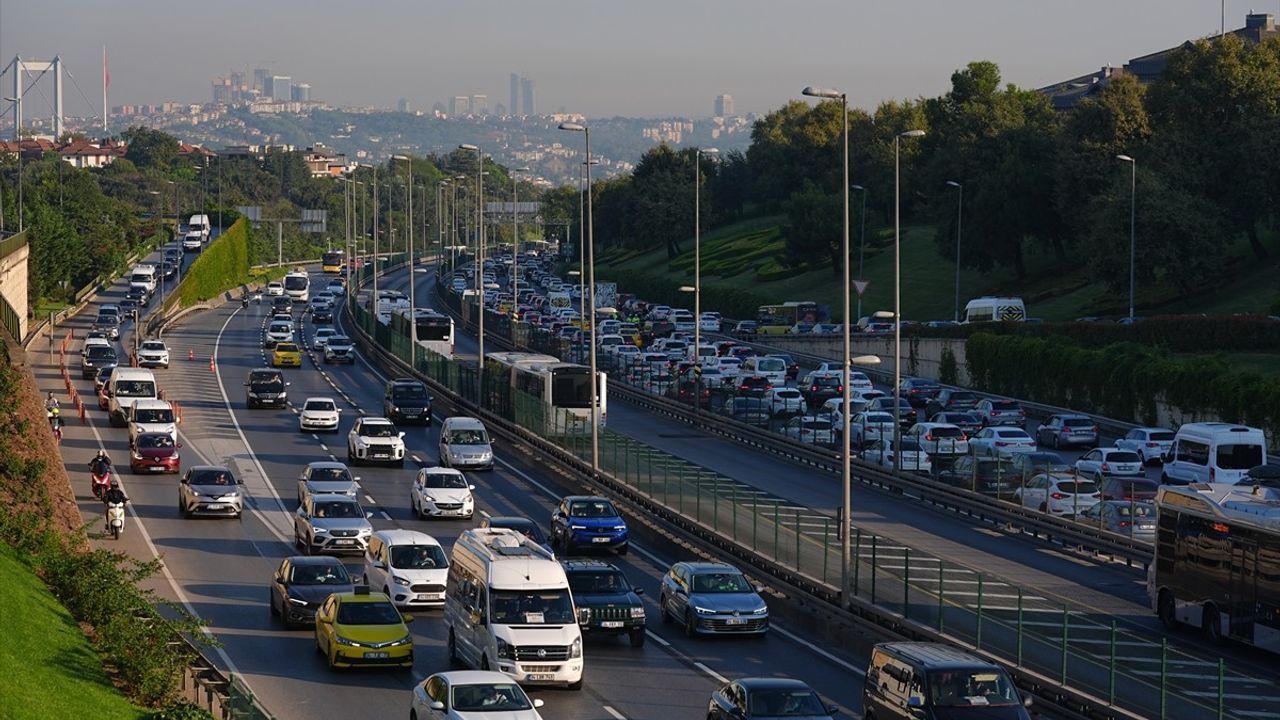 İstanbul'da Cuma Sabahı Trafik Yoğunluğu Artıyor