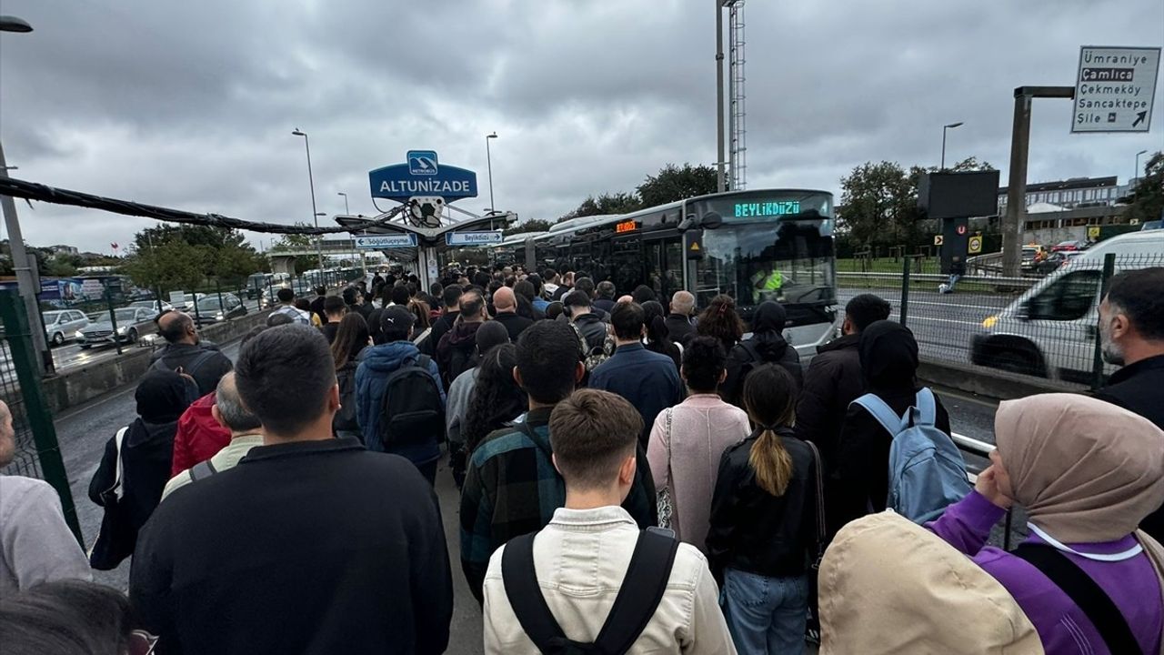 İstanbul'da İş Gününe Yoğun Trafik