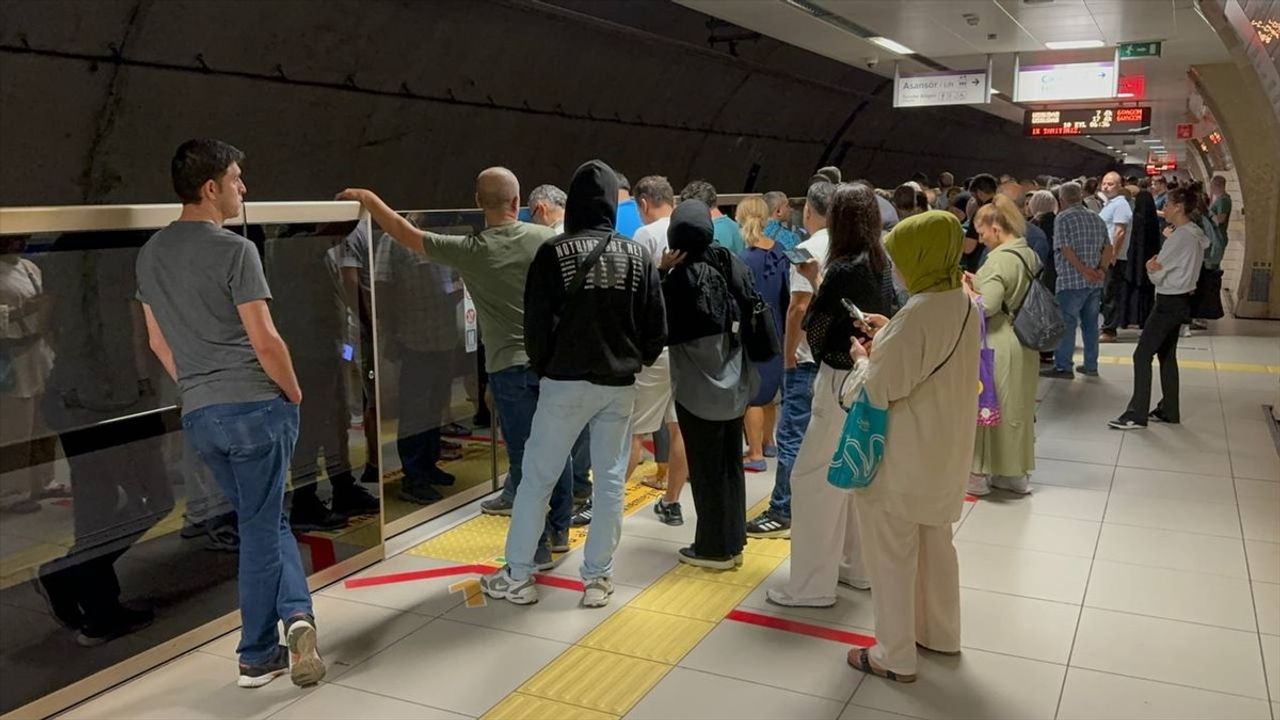 İstanbul'da M5 Metro Hattında Arıza Yaşandı