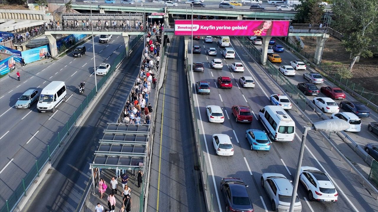 İstanbul'da Sabah Trafik Yoğunluğu Arttı