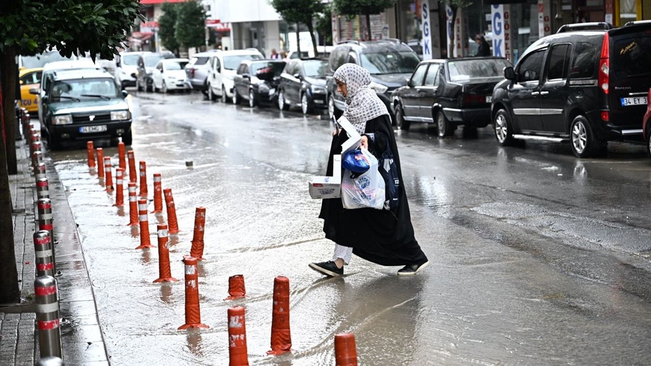 İstanbul'da Sağanak Yağışlar Zorlu Anlar Yaşatıyor