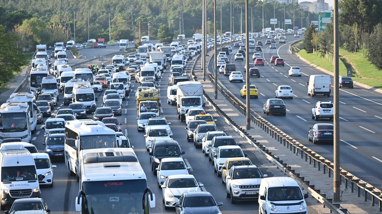 İstanbul'da Trafik Yoğunluğu Etkisini Gösteriyor