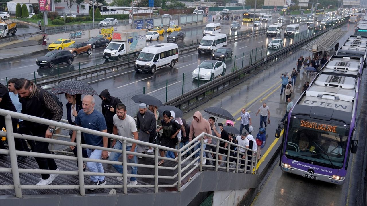 İstanbul'da Trafik Yoğunluğu Yağışla Artış Gösterdi