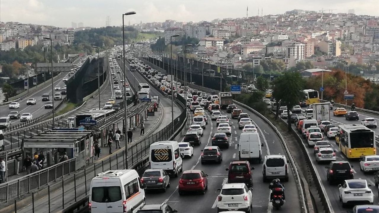 İstanbul'da Trafik Yoğunluğu Zirveye Çıktı