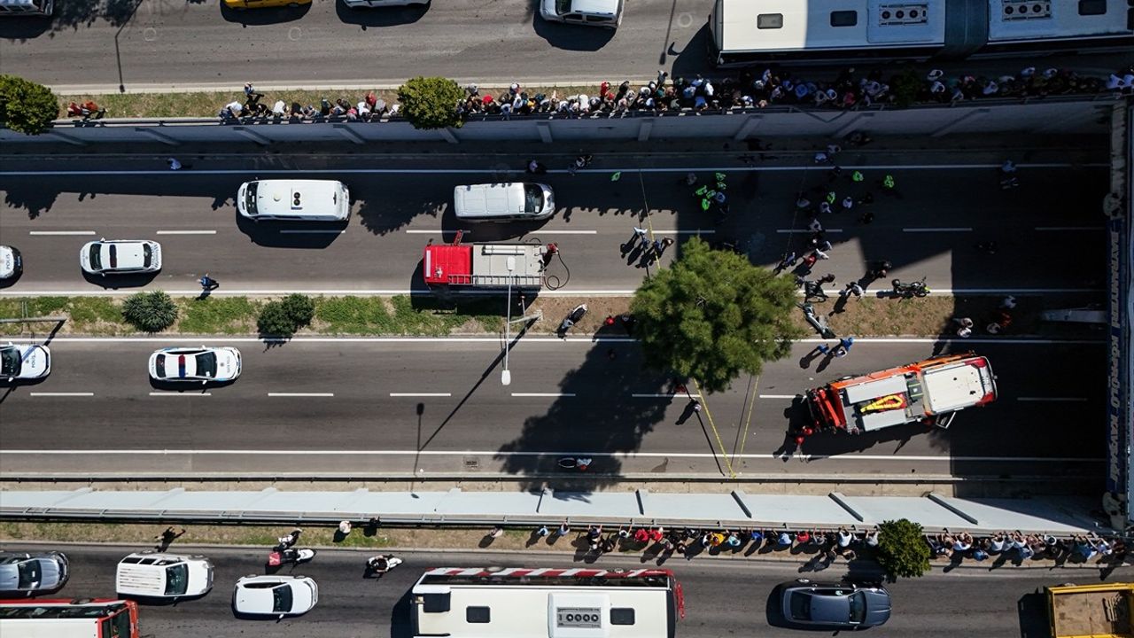 İzmir'de Alt Geçide Düşen Araçta 3 Kişi Hayatını Kaybetti