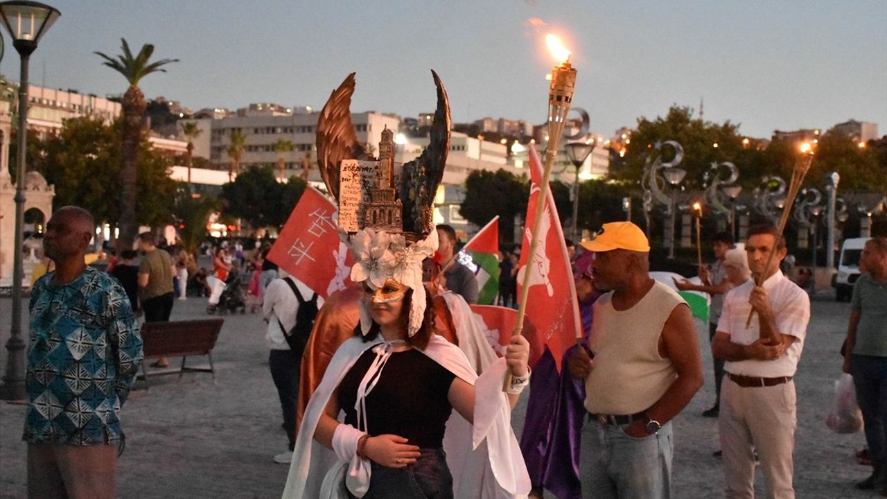 İzmir'de Sanatçılardan Filistin'e Destek Yürüyüşü