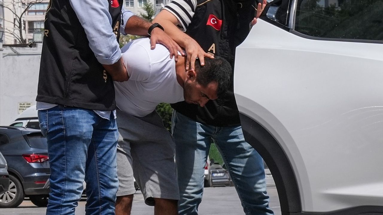 İzmir'de Silahlı Saldırı: İki Ölü, Bir Yaralı