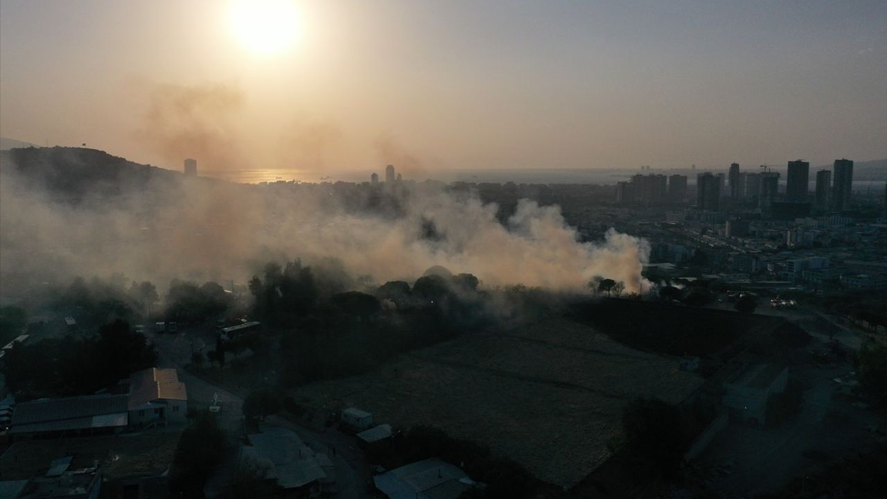 İzmir'de Su Depolama Alanında Yangın Kontrol Altına Alındı