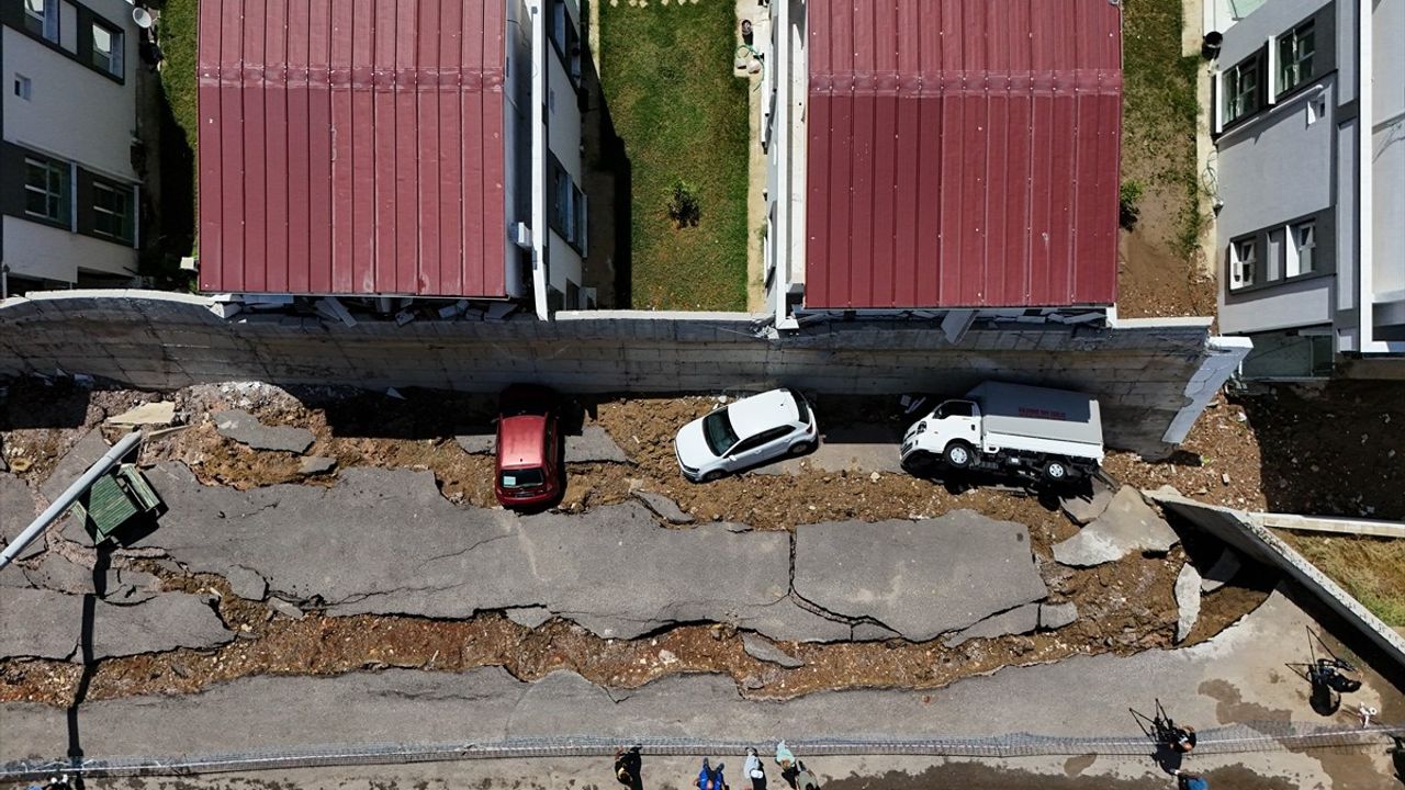 İzmir Menderes'te Sel Felaketi: Yol Çöktü, Araçlar Denize Sürüklendi