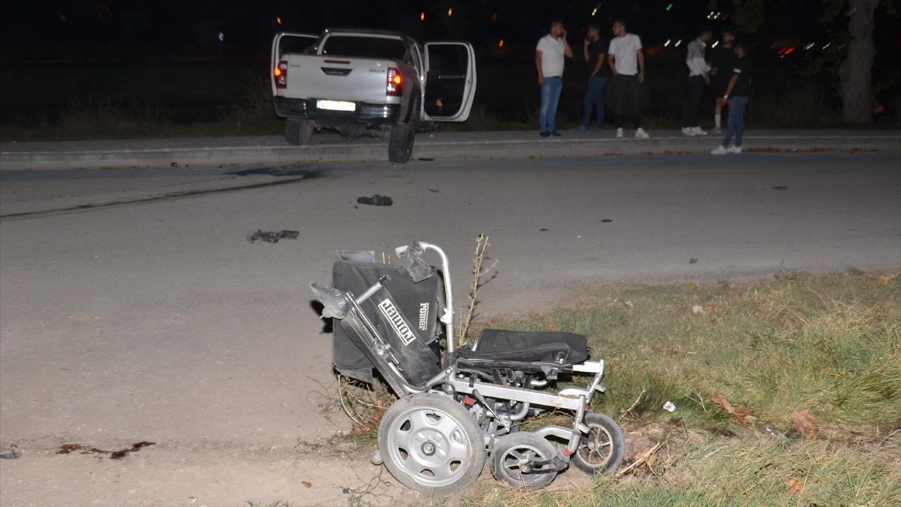 Kahramanmaraş'ta Akülü Sandalyeye Çarpan Kamyonet 3 Yaralıya Sebep Oldu