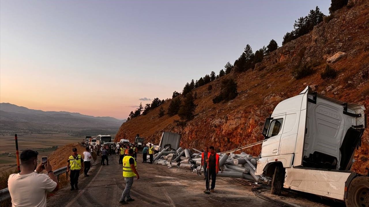 Kahramanmaraş'ta Kumaş Yüklü Tırın Devrilmesi Trafiği Aksattı