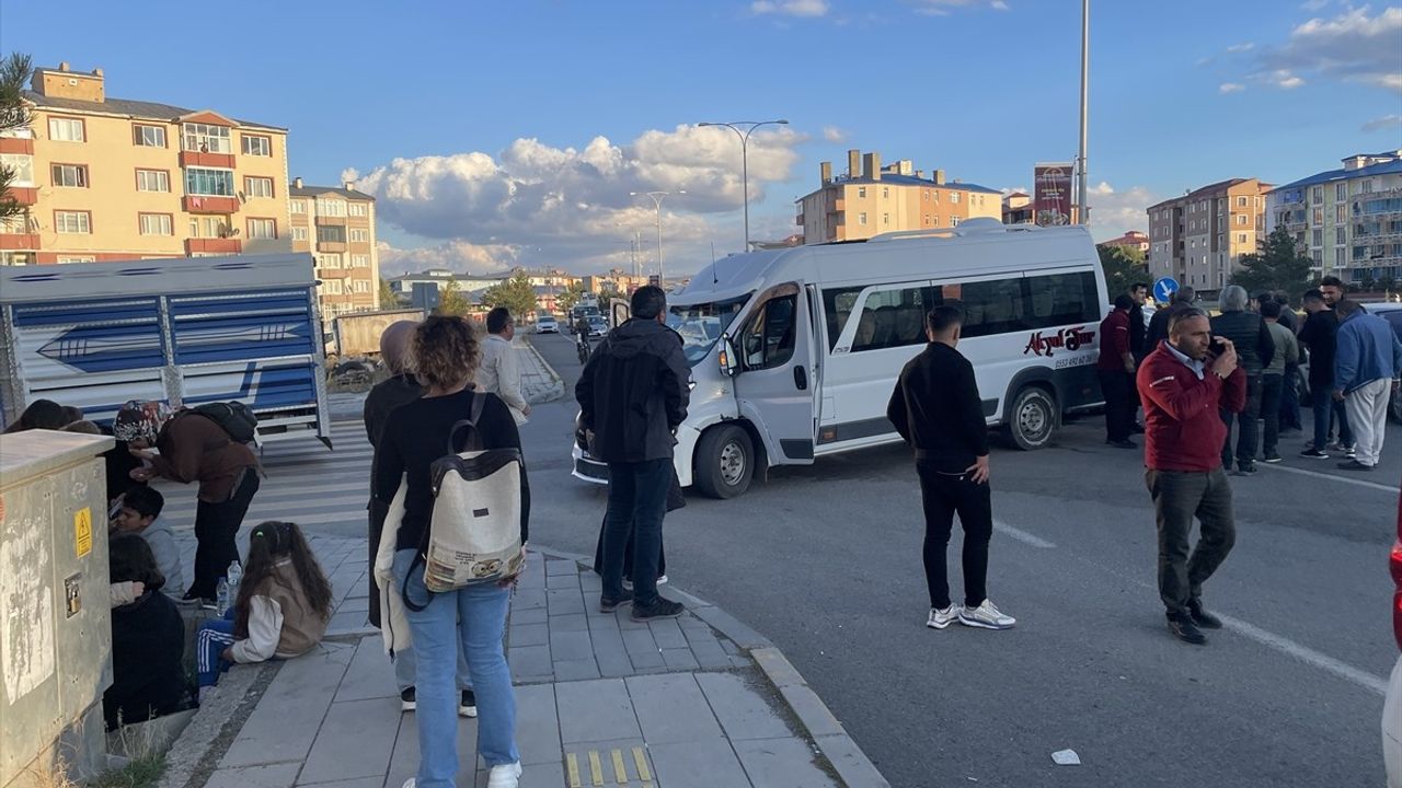 Kars'ta Öğrenci Servisi ile Otomobil Çarpıştı: 6 Yaralı