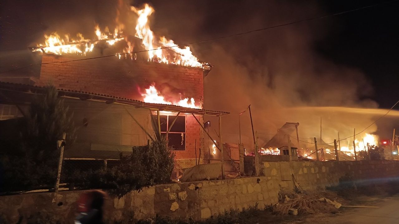 Kastamonu'da Yangın Felaketi: 600 Balya Saman ve 2 Katlı Bina Yandı