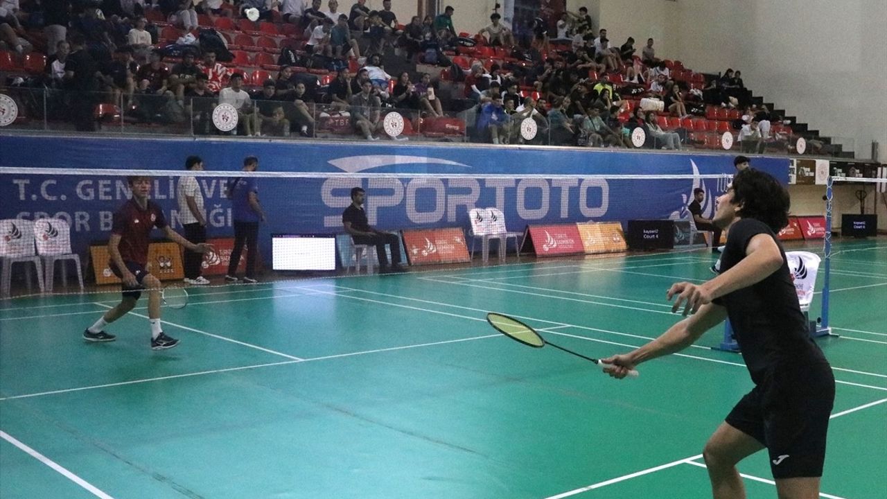 Kayseri'de Büyükler Türkiye Badminton Şampiyonası Başladı