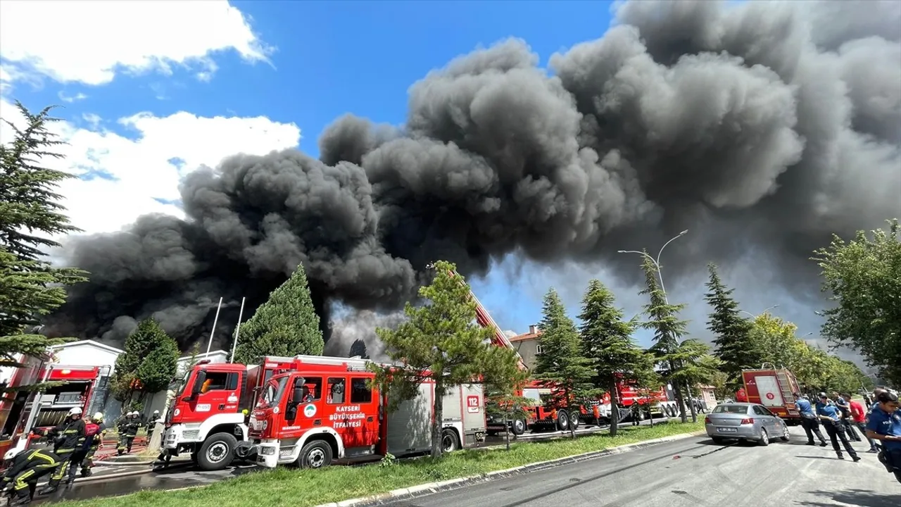 Kayseri'de Sünger Fabrikasında Yangın Alarmı