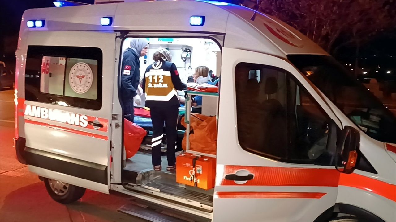 Kırıkkale'de Trafik Kazası: Refüje Çarpan Otomobilde İki Yaralı