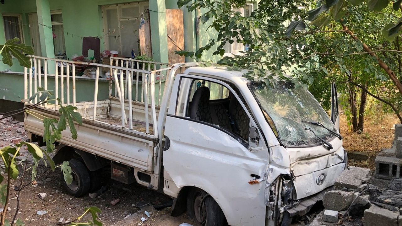 Kırklareli'nde Kamyonet Kaldırıma Çıktı: Bir Kadın Ağır Yaralandı