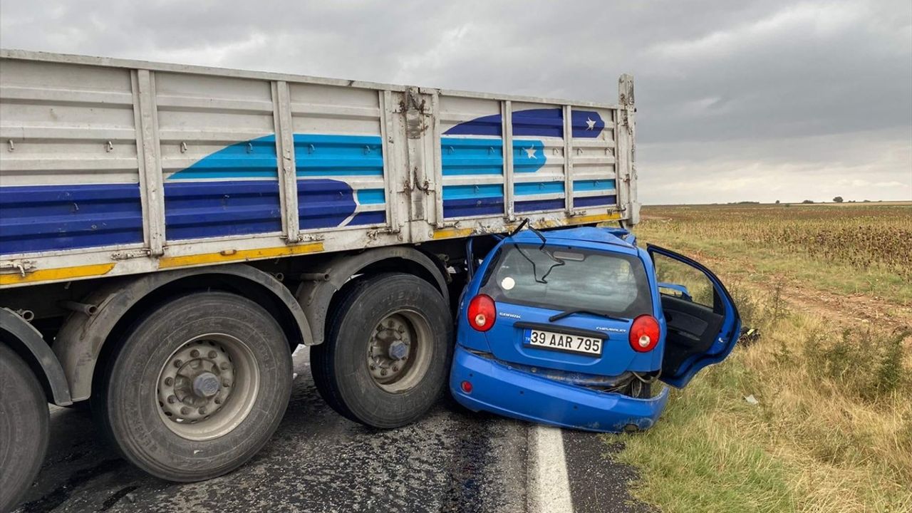 Kırklareli'nde Otomobil ve Tır Çarpışması: 1 Kişi Hayatını Kaybetti