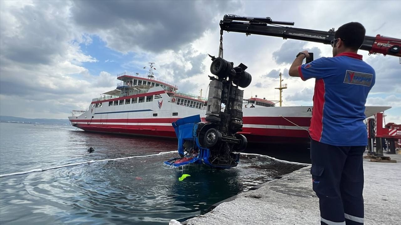 Kocaeli'de Freni Boşalan Tır Denize Düştü