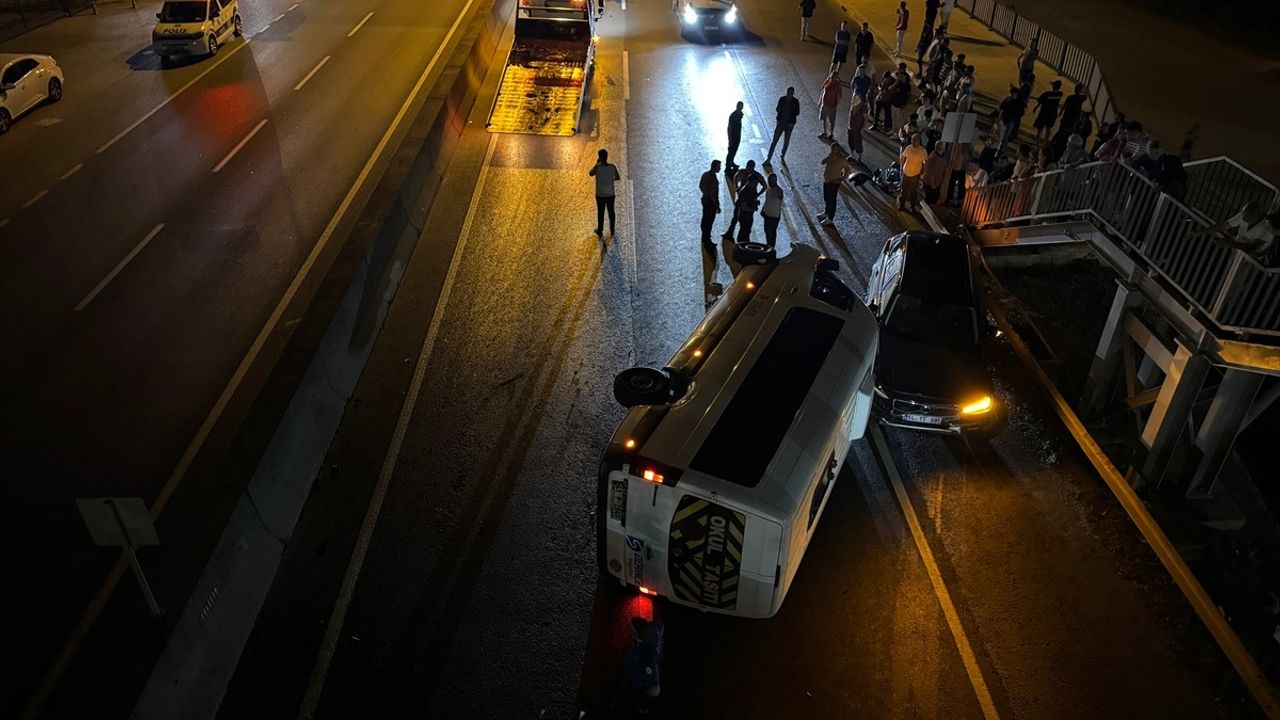 Kocaeli'de İşçi Servisi ve Otomobil Çarpıştı, 7 Yaralı