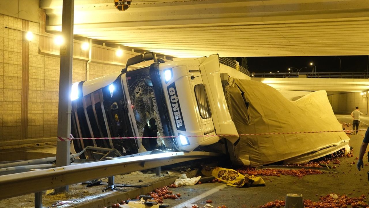 Konya'da Domates Yüklü Tır Devrildi, Sürücü Hayatını Kaybetti