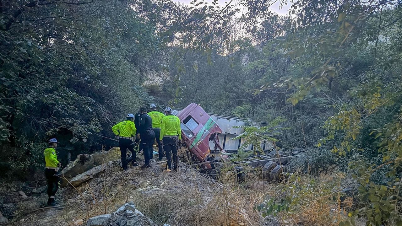 Konya'da Feci Kaza: Kamyon Şarampole Devrildi, Sürücü Hayatını Kaybetti