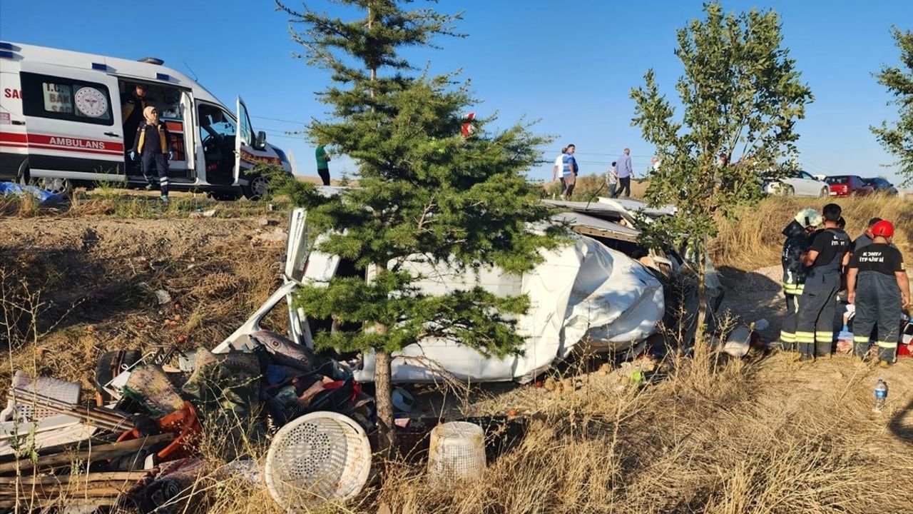 Konya'da Minibüs ve Traktör Çarpıştı: 2 Ölü, 9 Yaralı