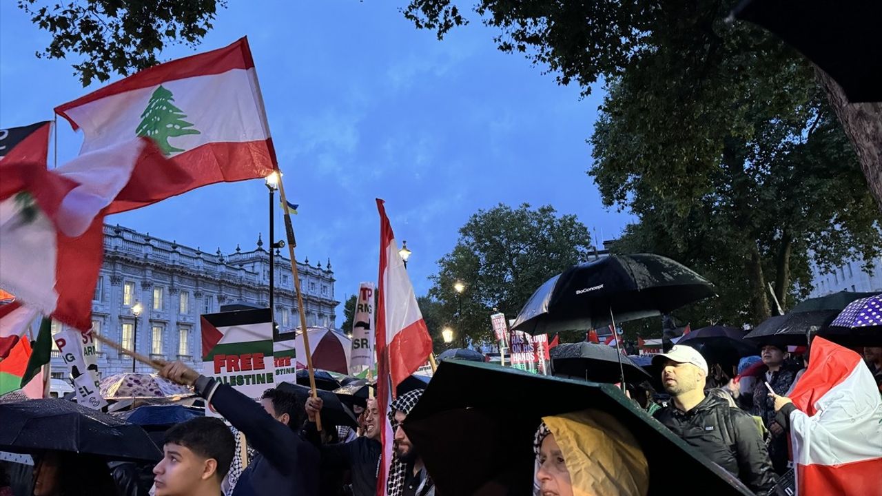 Londra'da İsrail'in Gazze ve Lübnan Saldırıları Protesto Edildi