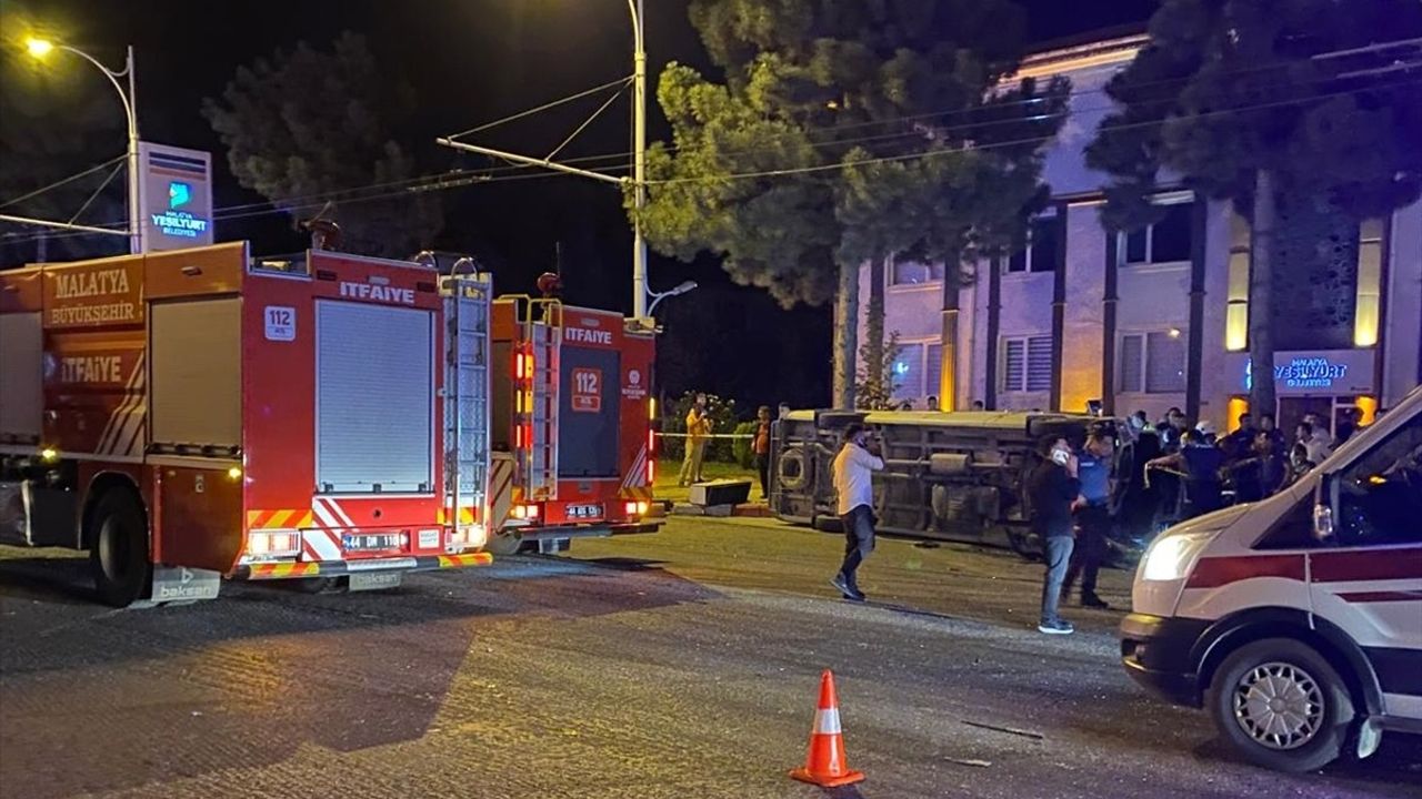 Malatya'da İşçi Servisi ile Otomobil Çarpışması: 1 Ölü, 14 Yaralı