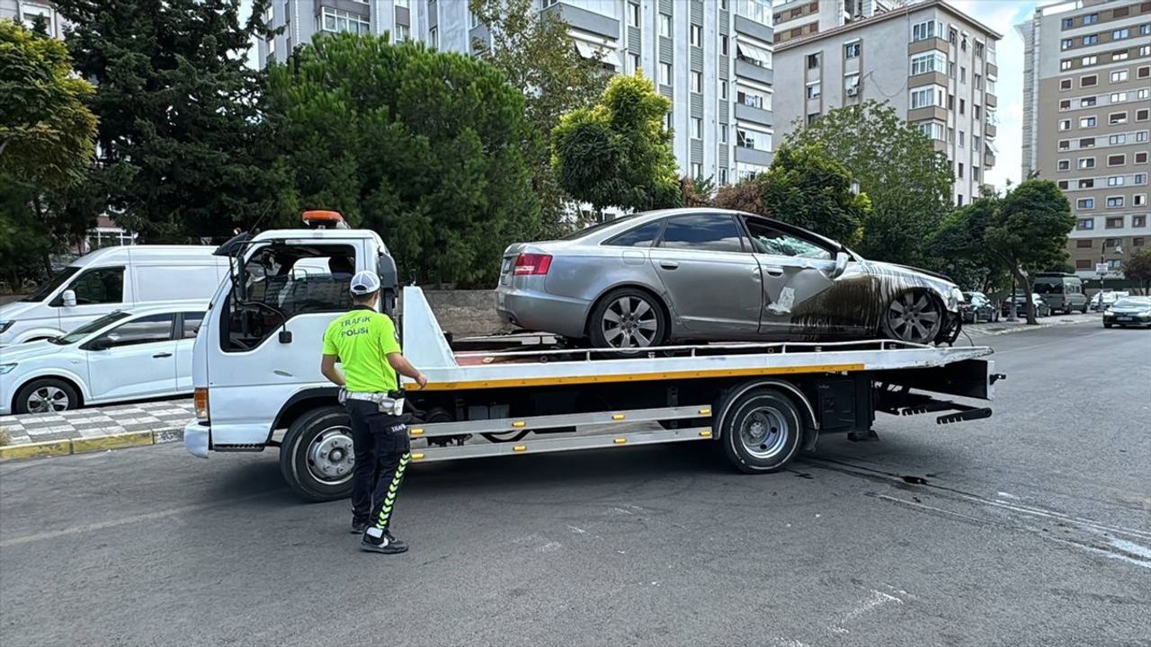 Maltepe'de Aydınlatma Direğine Çarpan Otomobilin Sürücüsü Yaralandı