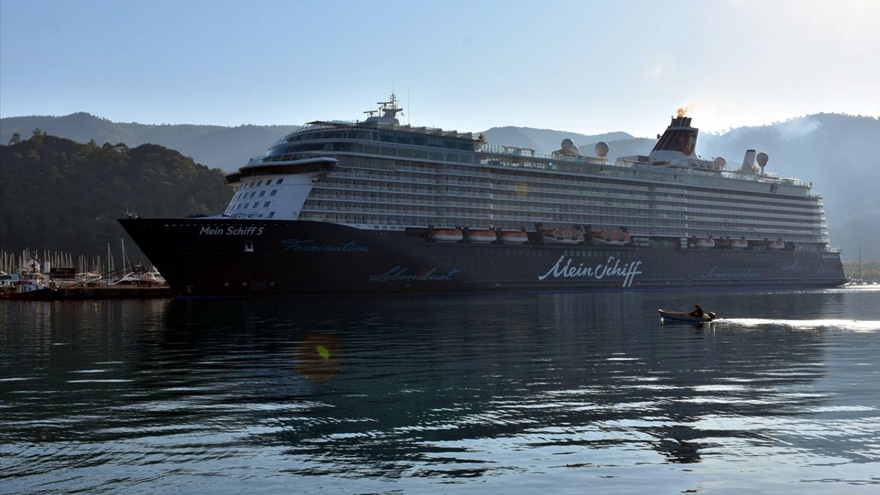 Marmaris'e Gelen Mein Schiff 5 Kruvaziyeriyle 2,490 Yolcu Limana İndi