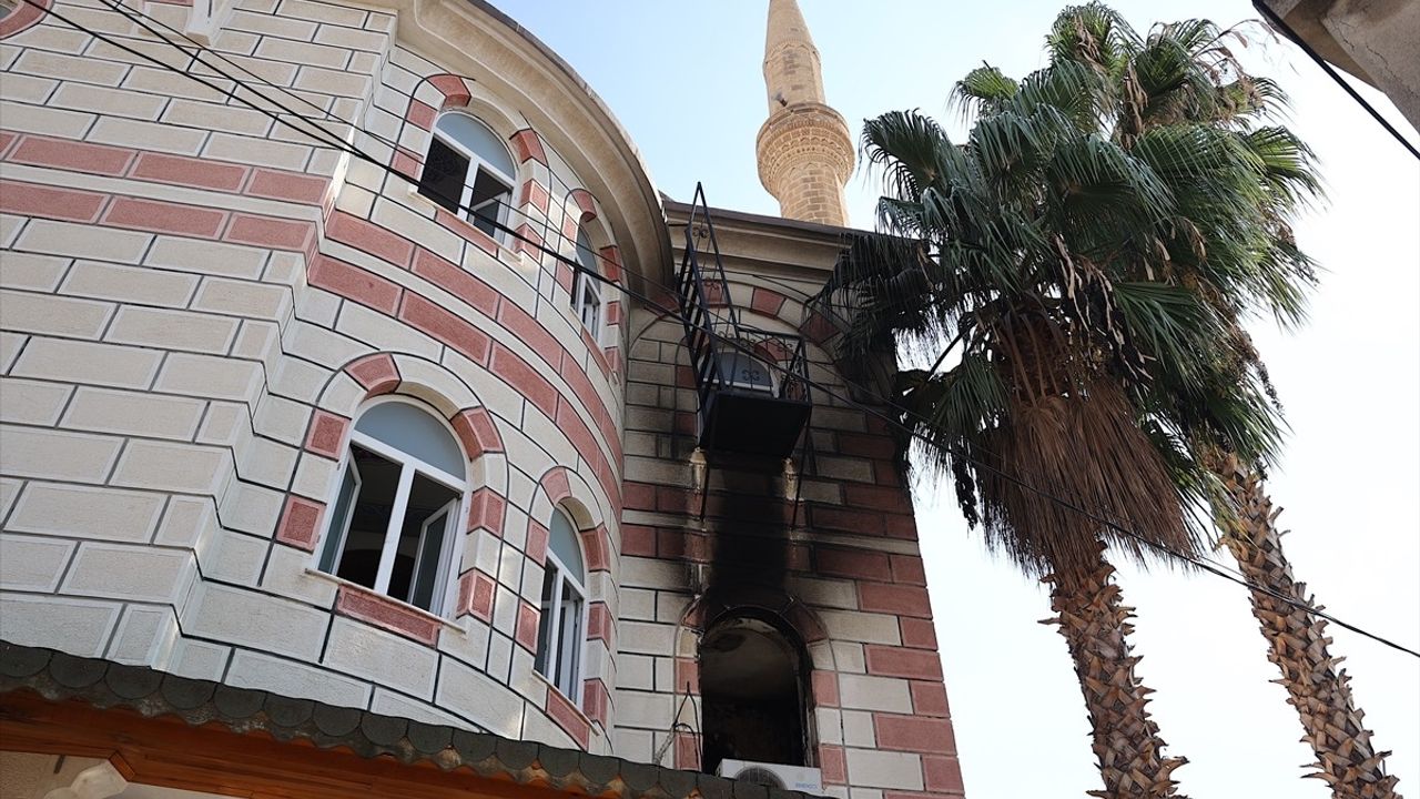 Mersin'deki Yıldırım Düşmesi Sonucu Camide Yangın Çıktı