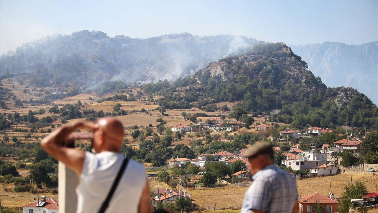 Muğla Menteşe'de Orman Yangını Kontrol Altına Alınmaya Çalışılıyor