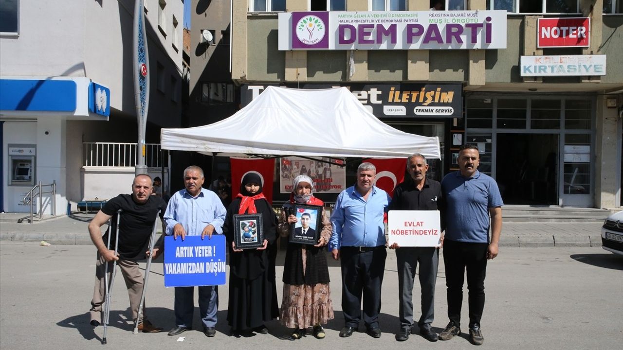 Muş'ta Aileler, DEM Parti Önünde Evlat Nöbeti Tutuyor