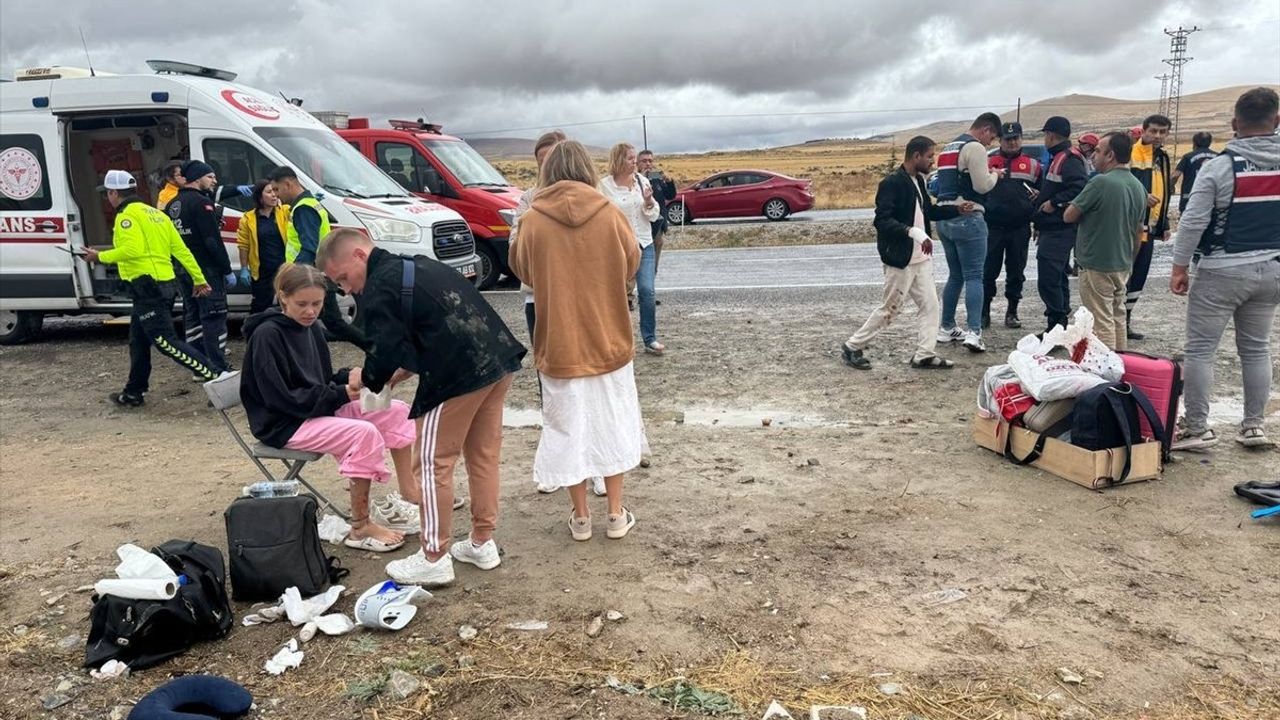 Nevşehir'de Turist Taşıyan Minibüs Devrildi: 18 Yaralı